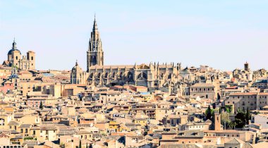 İspanya 'nın Toledo şehrinin Gotik katedralinden görünüşü