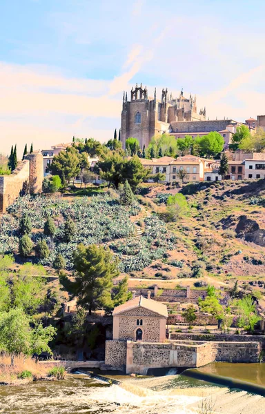 Toledo, otoczony przez rzeki Targus — Zdjęcie stockowe