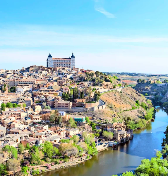 Toledo omgeven door de rivier Targus — Stockfoto