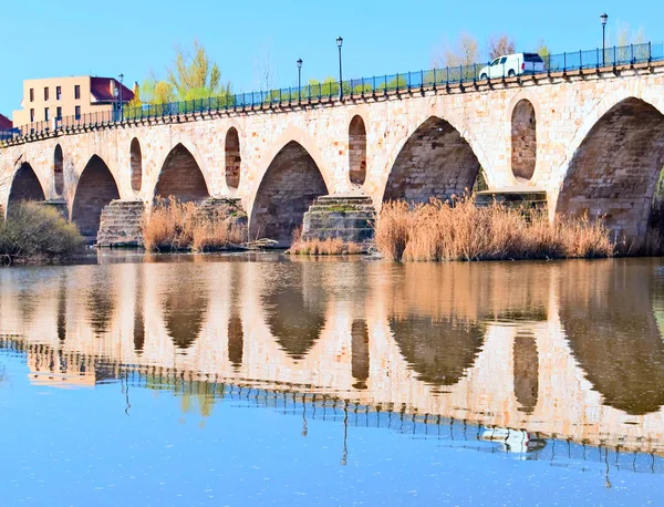 Ponte romana na cidade espanhola de Zamora com reflexos em — Fotografia de Stock