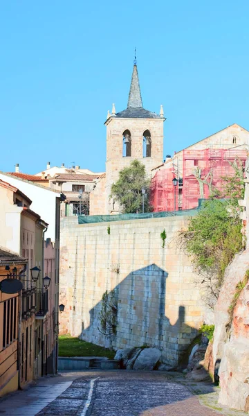 Calle de casas antiguas en Zamora al fondo la iglesia en t — Foto de Stock