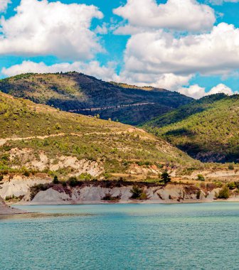 İspanya 'nın kuzeyinde Pireneler' in dağlarında güneşli bir günde