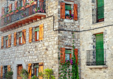 Güneşli bir günde Pirenes Dağları 'ndaki Hechos köyünün sokağı