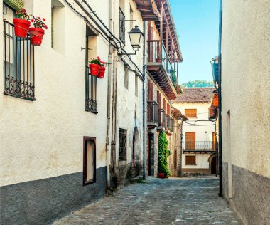 Güneşli bir günde Pirenes Dağları 'ndaki Hechos köyünün sokağı