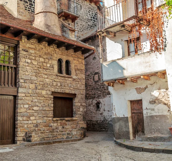 Fassade Eines Alten Hauses Mit Blumen Den Fenstern Dekoriert — Stockfoto