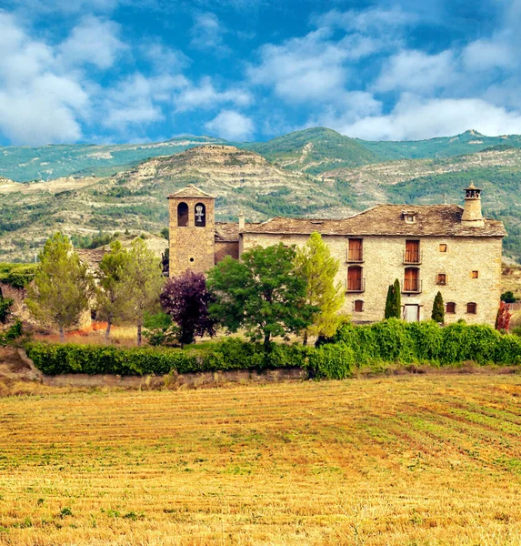 Vesnice Kamennými Domy Pyrenejských Horách Zamračeném Dni — Stock fotografie