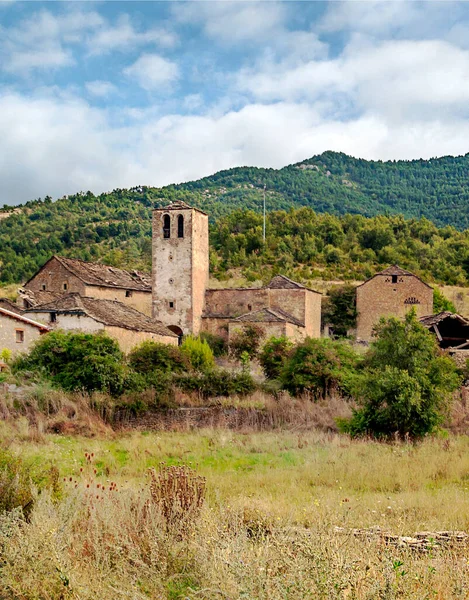 Pueblo Con Casas Piedra Las Montañas Los Pirineos Día Nublado —  Fotos de Stock