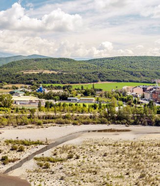 Nehir Ainsa 'da Pireneler dağlarında