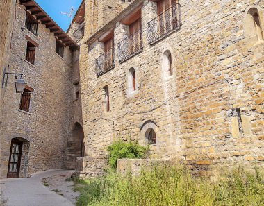 İspanya 'nın kuzeyindeki Ainsa' da taş sokaklar