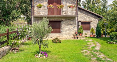 Pireneler 'in dağlarında taş evleri olan bir köy.