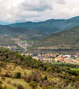 Pireneler 'in dağlarında taş evleri olan bir köy.