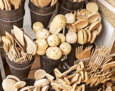 Markette tahta kaşıklar