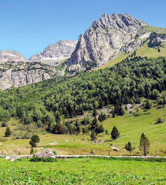 Pireneler 'deki Benasque vadisindeki dağlar