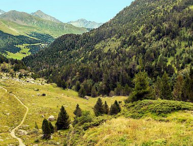 Pireneler 'deki Benasque vadisindeki dağlar