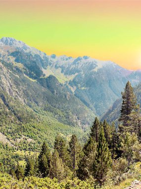 Pireneler 'deki Benasque vadisindeki dağlar