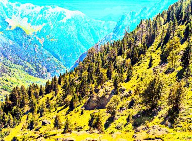 Pireneler 'deki Benasque vadisindeki dağlar