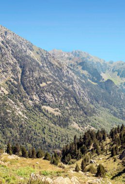 Pireneler 'deki Benasque vadisindeki dağlar