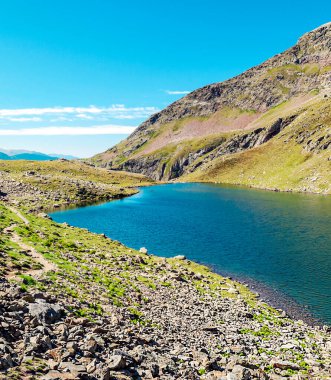 Pireneler dağlarında Cerler Gölü