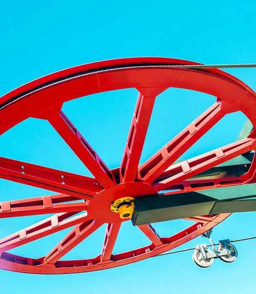 比利牛斯山中的红轮 — 图库照片