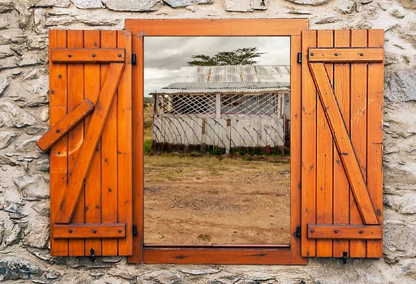 Casas Aldea Africana Kenia Punto Vista Desde Ventana Madera —  Fotos de Stock