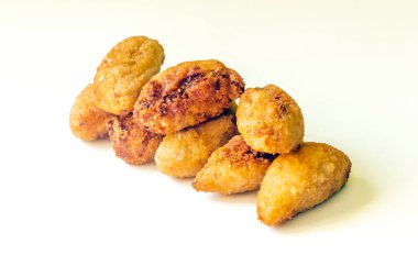 Beyaz arkaplanla çevrili kroketler