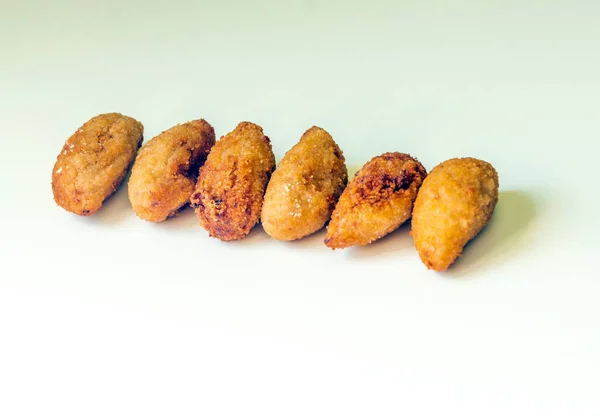 Croquetes Cercados Por Fundo Branco — Fotografia de Stock