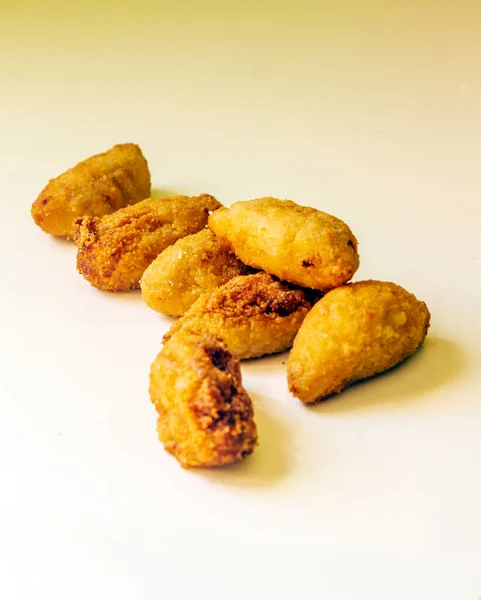 Croquetes Cercados Por Fundo Branco — Fotografia de Stock