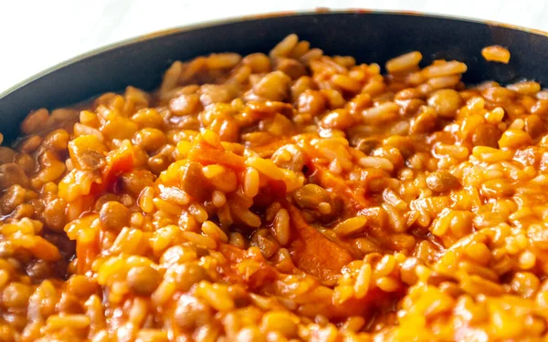 Lentejas Arroz Una Sartén Rodeada Fondo Blanco — Foto de Stock