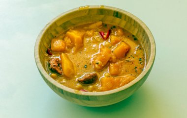 Beyaz arka planla çevrili nohut ve balkabağı güveci