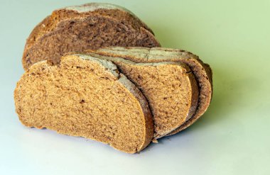 Beyaz arka planla çevrili çavdar ekmeği