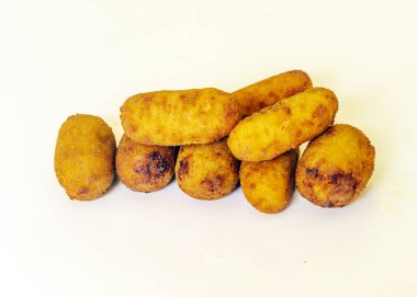 Beyaz arkaplanla çevrili kroketler