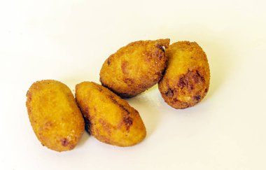 Beyaz arkaplanla çevrili kroketler