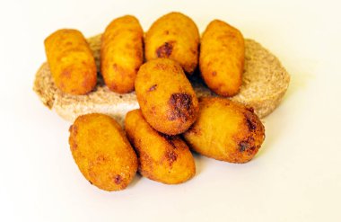 Beyaz arkaplanla çevrili kroketler