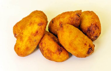 Beyaz arkaplanla çevrili kroketler