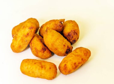 Beyaz arkaplanla çevrili kroketler