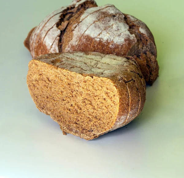 Chleb Żytni Otoczony Białym Tłem — Zdjęcie stockowe