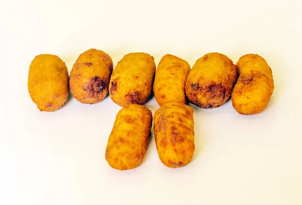 Croquetes Cercados Por Fundo Branco — Fotografia de Stock