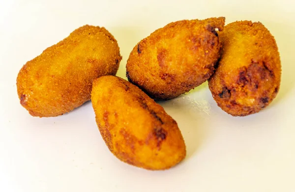 Croquetes Cercados Por Fundo Branco — Fotografia de Stock