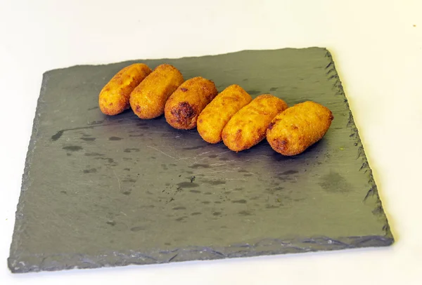 Croquetes Cercados Por Fundo Branco — Fotografia de Stock