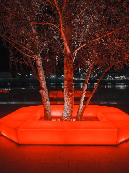 Tezgah parlıyor karanlıkta