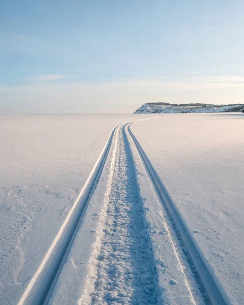  Uzun bir kar arabası izi