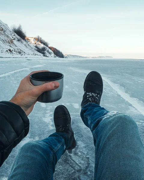 Gezgin birinci şahıs olarak bir kupadan çay içer.