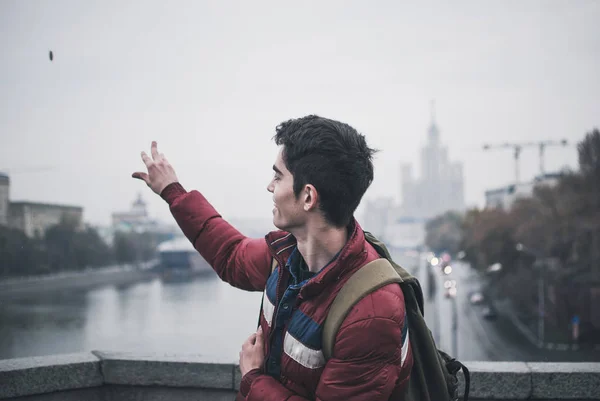 Genç bir adam daha sonra bu yere geri dönmek için yazı tura atar