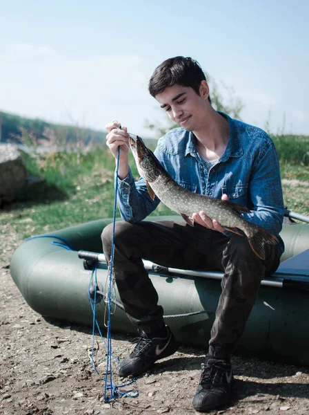 Güneşli bir günde bir gemide otururken yakaladı pike balıkçı hayran