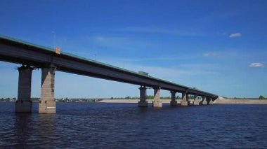 Köprünün altında Nehri üzerinde tekne ile yelken