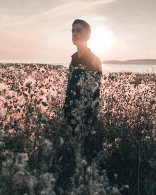 Genç yolcusu adam karşı günbatımı duruyor