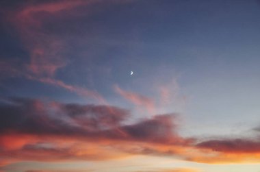 Ay gün batımı. Renkleri yaz 