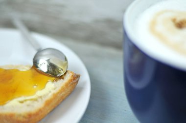 bal süt ve ekmek kahve ile kahvaltı