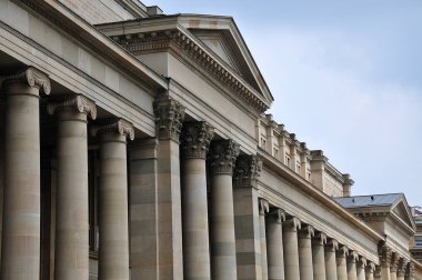Knigsbau cephe Stuttgart Almanya'da merkezi kare, iyonik ve Korinth sütunlarla için yan görünüm