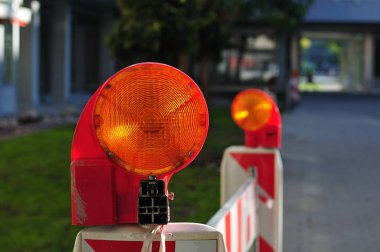 geçici eskrim için kırmızı beyaz plastik sınırında hafif bir sinyal sarı reflektör